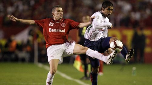 D'Alessandro, do Internacional, disputa jogada na final da Libertadores 2010