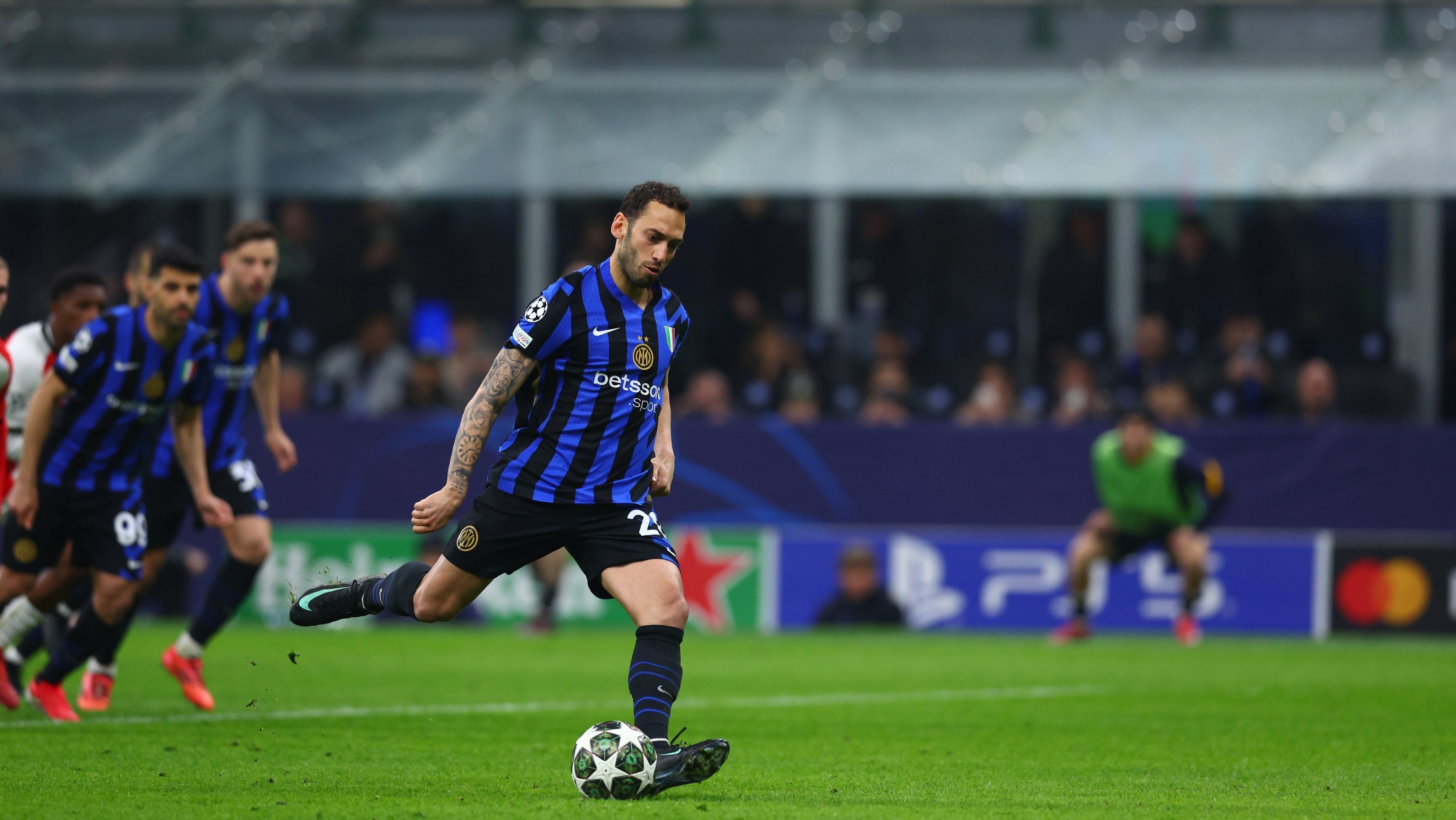 Inter volta a vencer Feyenoord e avança para as quartas da