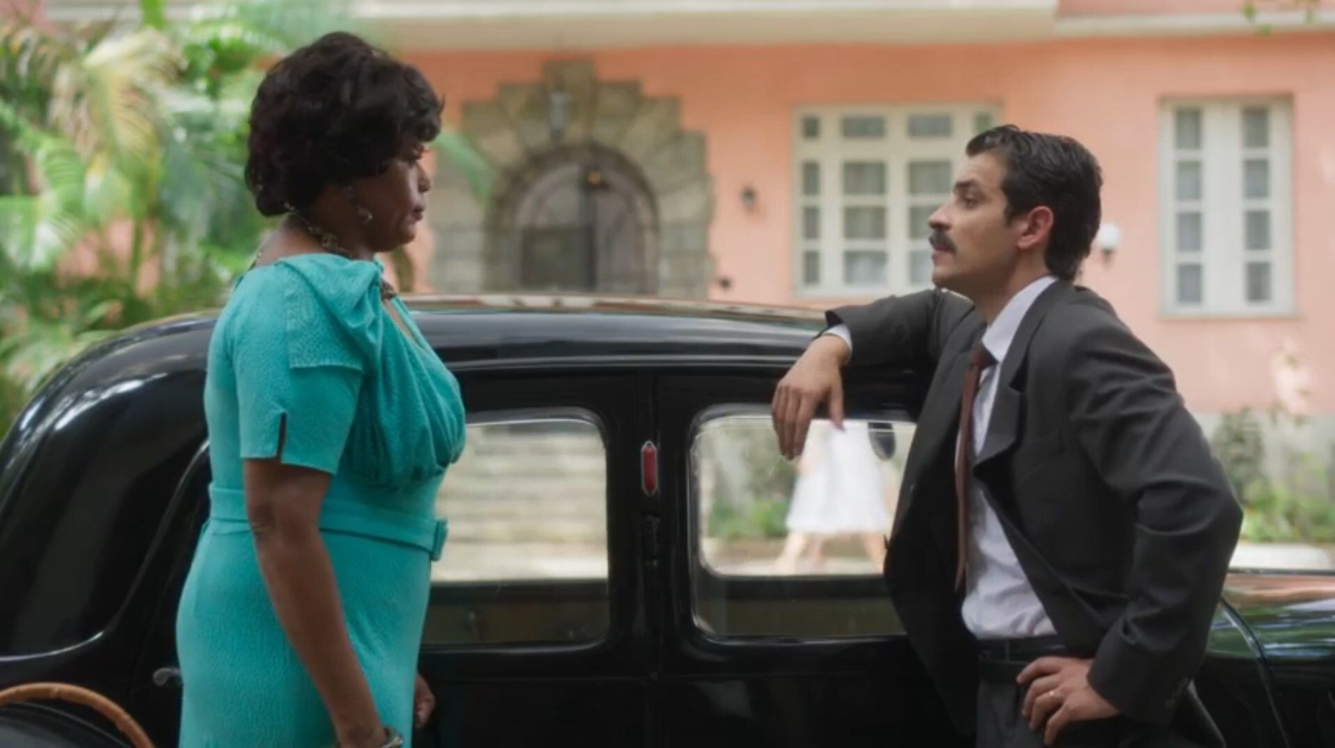 Iolanda (Carla Cristina Cardoso) e Orlando (Philipp Lavra) em "Garota do Momento" • Reprodução / TV Globo