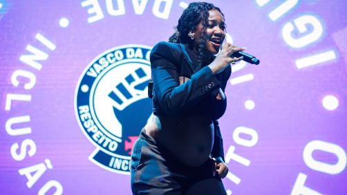 Cantora Iza se apresenta no aniversário de 126 anos do Vasco