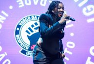 Torcedora ilustre do Vasco, cantora Iza faz tatuagem do clube; veja
