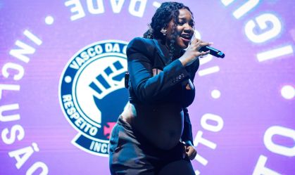 Torcedora ilustre do Vasco, cantora Iza faz tatuagem do clube; veja