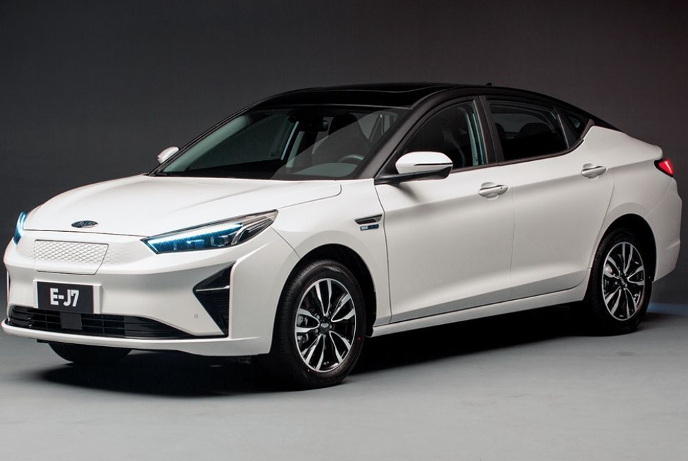 Sedã elétrico roda 249 km com uma carga completa •