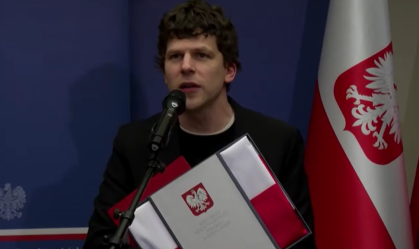 Jesse Eisenberg recebe cidadania polonesa após "A Verdadeira Dor": "Honra"