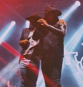 Dupla Jiraya Uai no evento de lançamento da Festa do Peão de Barretos em São Paulo