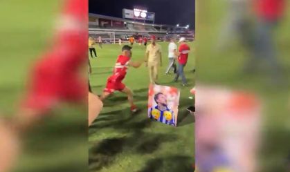 Jogador do CRB chuta foto de atleta do CSA após título; veja vídeo
