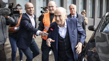 Ex-presidente da Fifa, Joseph Blatter na chegada ao tribunal na Suíça para resultado do julgamento por corrupção