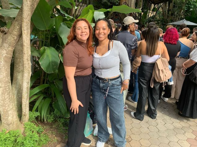 Jovanna e Thayna passam a noite em porta de hotel para ver Shawn Mendes após Lollapalooza • CNN/Caroline Ferreira