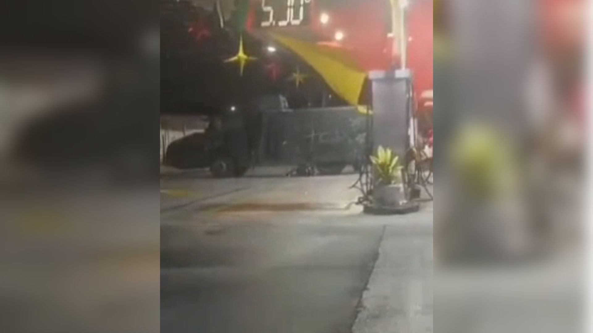 Vídeo: Homem picha “caveirão” da PM e foge no RJ