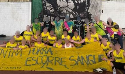 SP: Faculdade expulsa 12 alunos por foto com bandeira em alusão a estupro