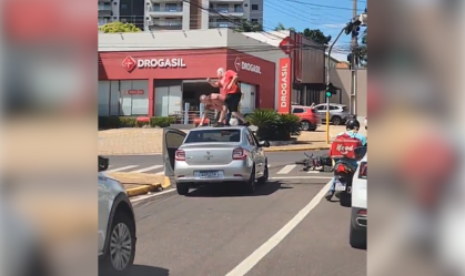 Briga de trânsito: motorista e motoqueiro trocam socos no interior de SP