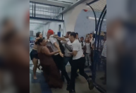 Vídeo: diretora de escola é agredida durante briga de mãe e aluno no RJ