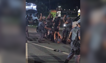 Vídeo: PMs e foliões entram em confronto em Carnaval do interior de SP