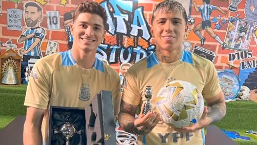 Julián Álvarez e Enzo Fernández recebem presente da Conmebol