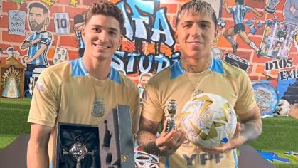 Julián Álvarez e Enzo Fernández recebem presente da Conmebol