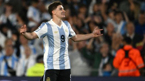 Julián Alvarez comemora o primeiro gol da Argentina sobre o Brasil