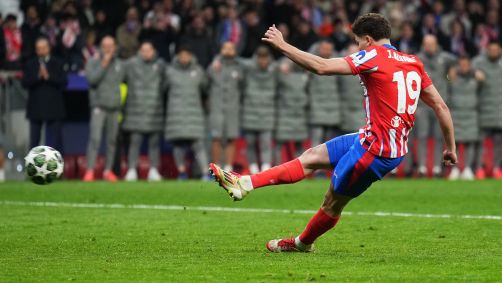 Julián Álvarez escorrega ao bater pênalti em Real Madrid x Atlético de Madrid