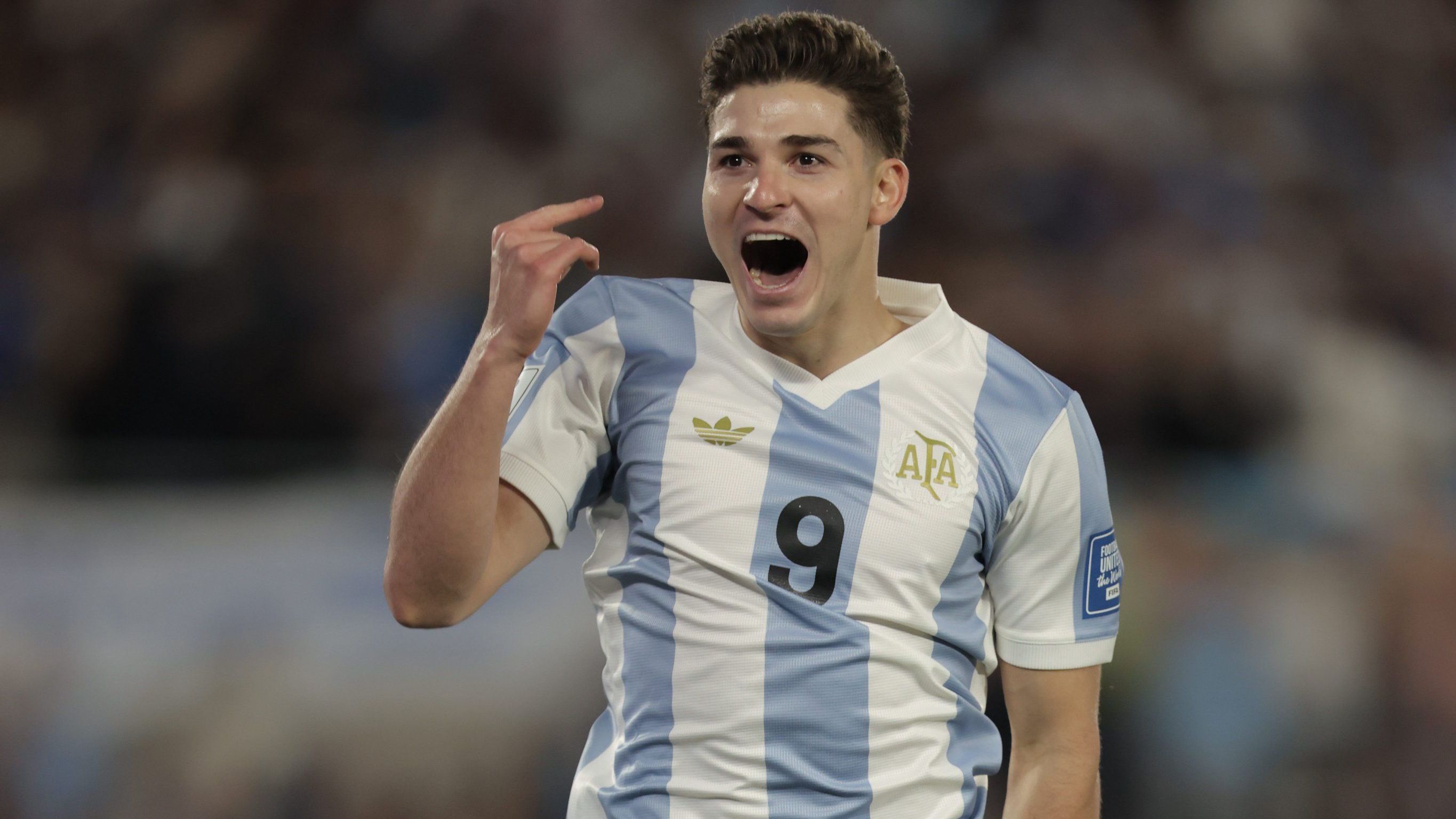 Julián Alvarez comemora o primeiro gol da Argentina sobre o Brasil
