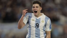 Julián Alvarez comemora o primeiro gol da Argentina sobre o Brasil