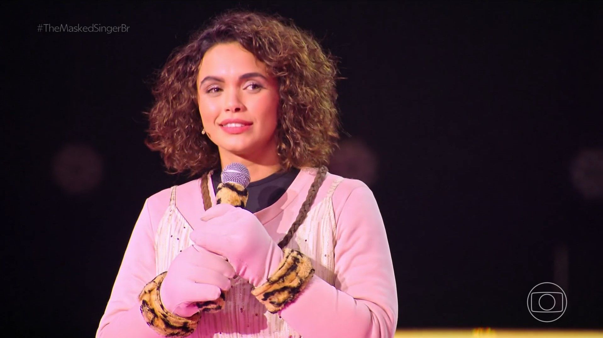 Giovana Cordeiro é a artista por trás da máscara de Juma • Reprodução/Globoplay
