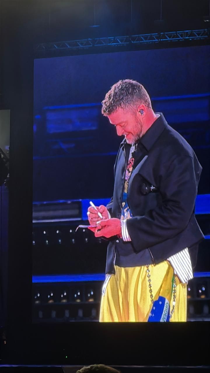 Justin Timberlake distribuiu um autógrafo durante show no Lollapalooza Brasil • Nicoly Bastos/CNN