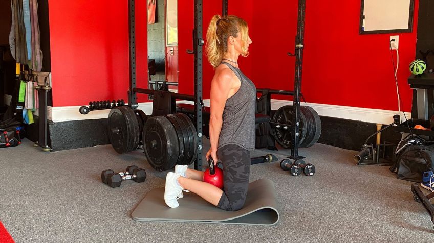 Este exercício de sustentação com kettlebell pode ajudar tanto na postura quanto na estabilidade dos ombros • Dana Santas