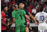 Duelo de Champions: Keylor Navas pega pênalti de Cavani em Newell's x Boca