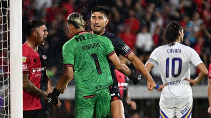Keylor Navas comemora pênalti defendido contra Edinson Cavani