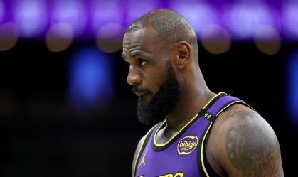 LeBron James dá vitória aos Lakers com cesta no último segundo