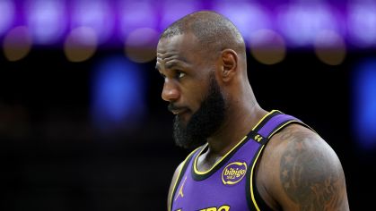 LeBron James, do Lakers, se lesiona durante partida contra o Celtics