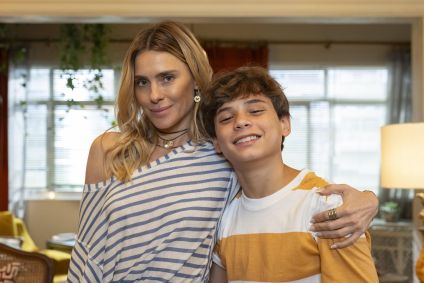 Leila (Carolina Dieckmann) e o filho Bruno (Miguel Moro) no remake de &quot;Vale Tudo&quot;