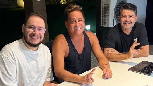 No registro publicado pelo cantor, ele aparece ao lado de seu sócio na produtora Talismã, Willian Passarinho, e o produtor musical Newton Fonseca