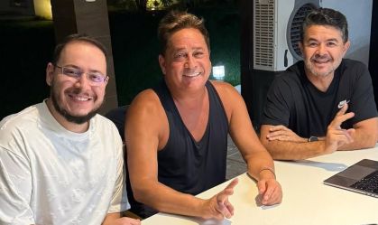 No registro publicado pelo cantor, ele aparece ao lado de seu sócio na produtora Talismã, Willian Passarinho, e o produtor musical Newton Fonseca