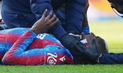 Mateta, jogador do Crystal Palace, recebendo atendimento após levar chute na cabeça