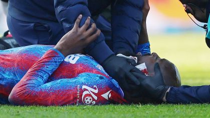 Mateta, jogador do Crystal Palace, recebendo atendimento após levar chute na cabeça