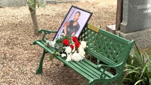 Foto de Liam Payne em banco em homenagem a ele no cemitério de Buenos Aires