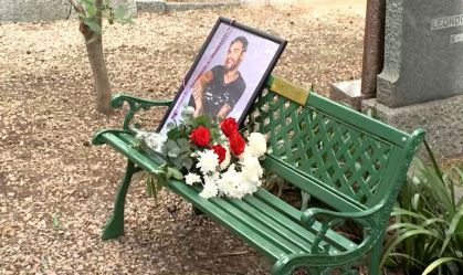 Fãs inauguram banco em homenagem a Liam Payne em cemitério de Buenos Aires