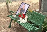 Fãs inauguram banco em homenagem a Liam Payne em cemitério de Buenos Aires