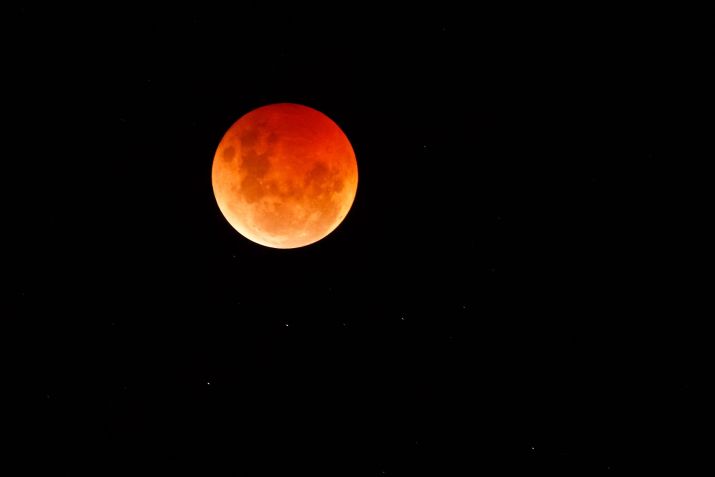 O eclipse total da Lua também recebe o nome de Lua de Sangue, por conta da cor avermelhada do satélite durante o fenômeno • Darrian Traynor/Getty Images