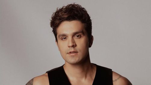 Natural de Campo Grande (MS), o artista é um dos precursores do sertanejo universitário no Brasil