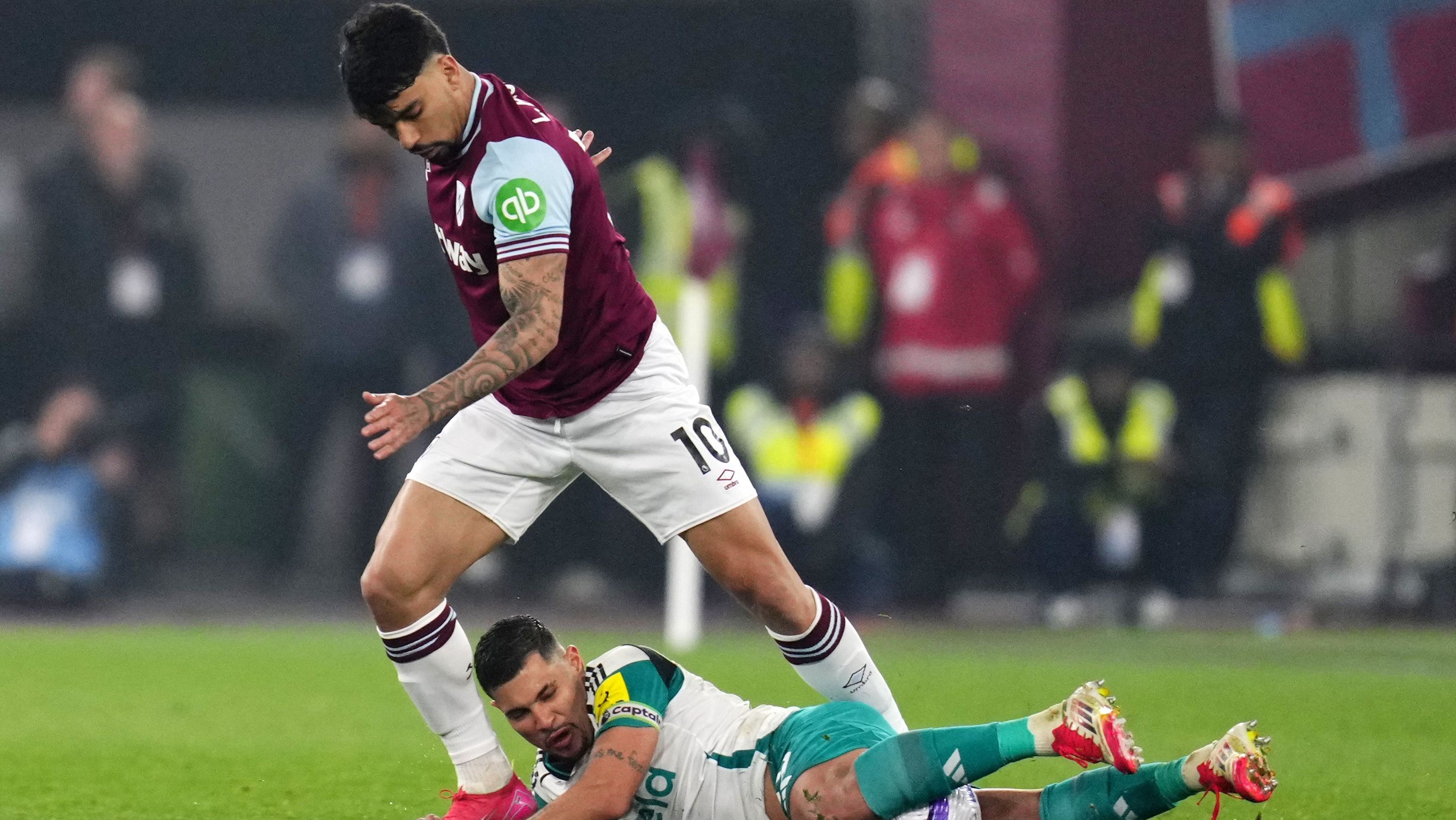 Lucas Paquetá e Bruno Guimarães disputam lance em West Ham x Newcastle
