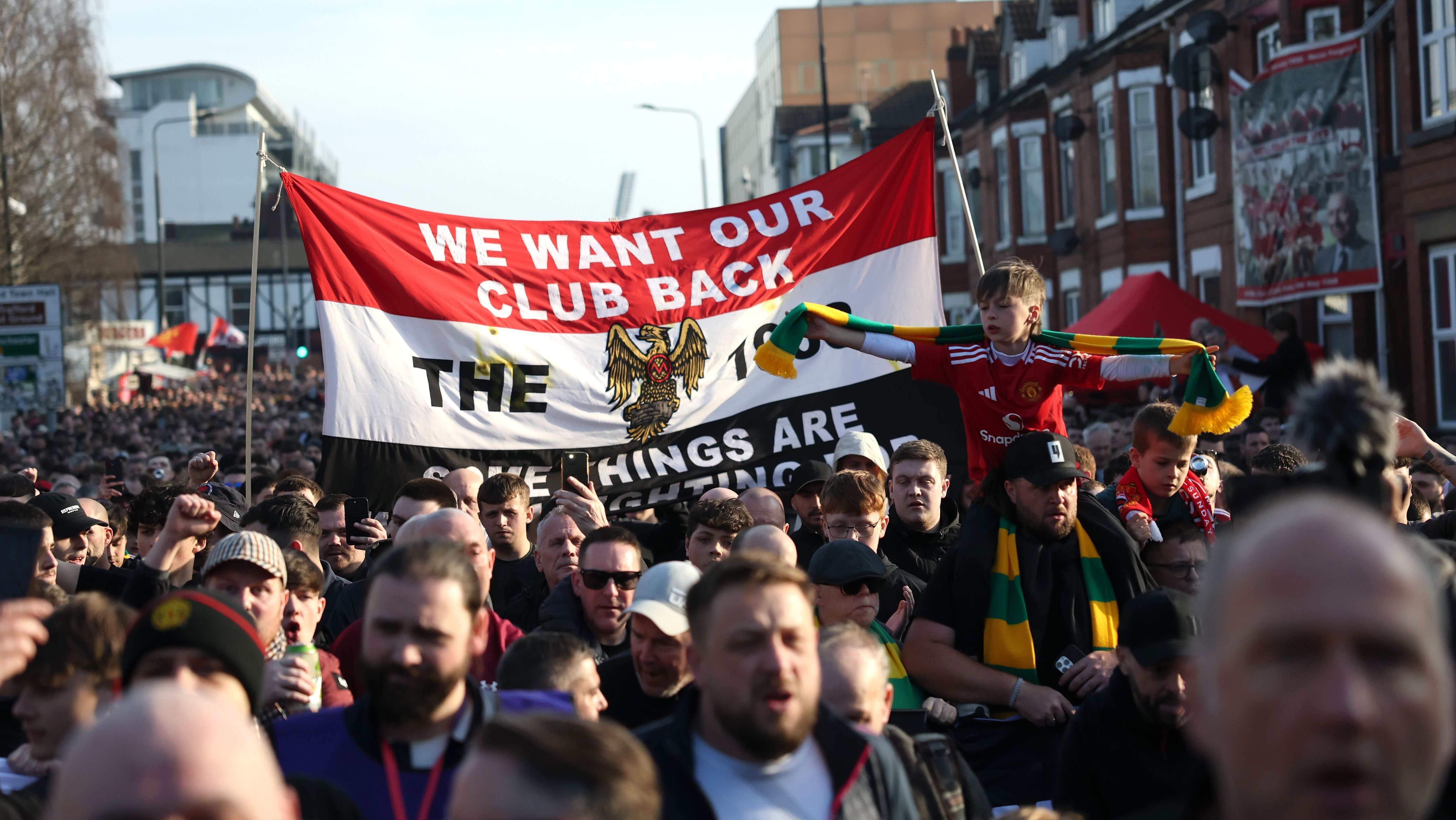 Torcedores do Manchester United protestam em direção ao Old Trafford