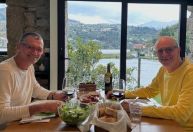 Marido de Marcos Caruso publica foto com ator em viagem à Portugal