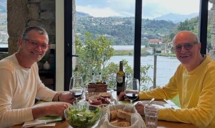Marcos Caruso posa ao lado do marido em Portugal