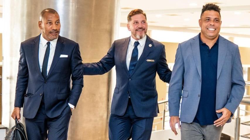 Mauro Silva, Alejandro Domínguez e Ronaldo, após reunião na Conmebol