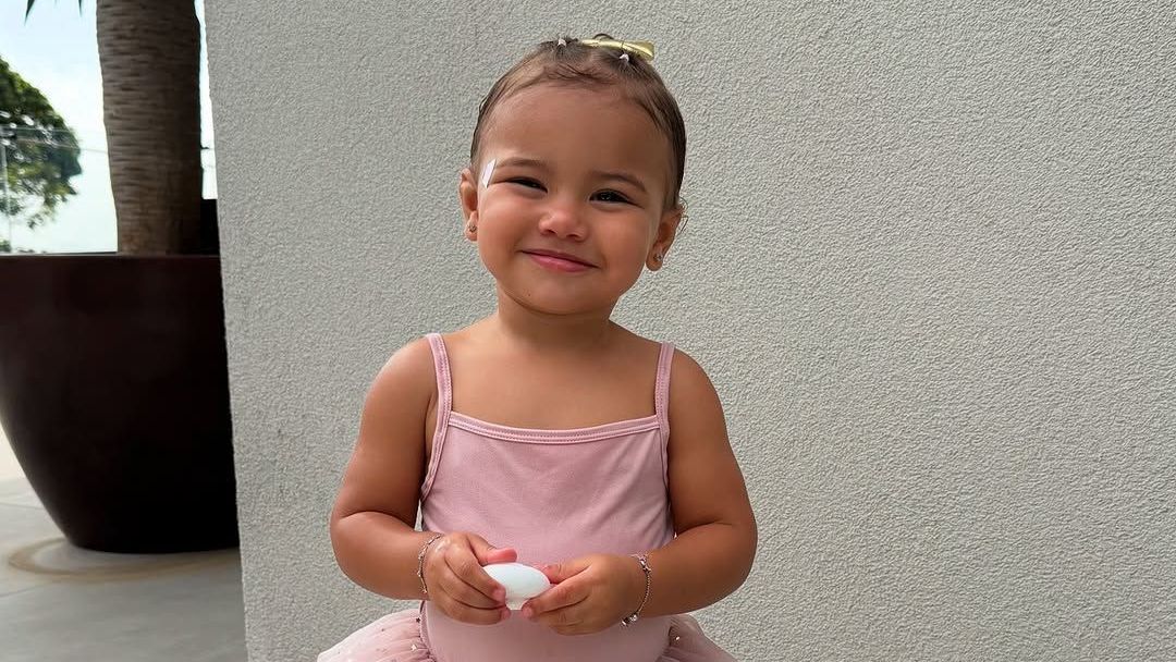 Nos comentários famosos se alegraram com as fotos fofas da menina