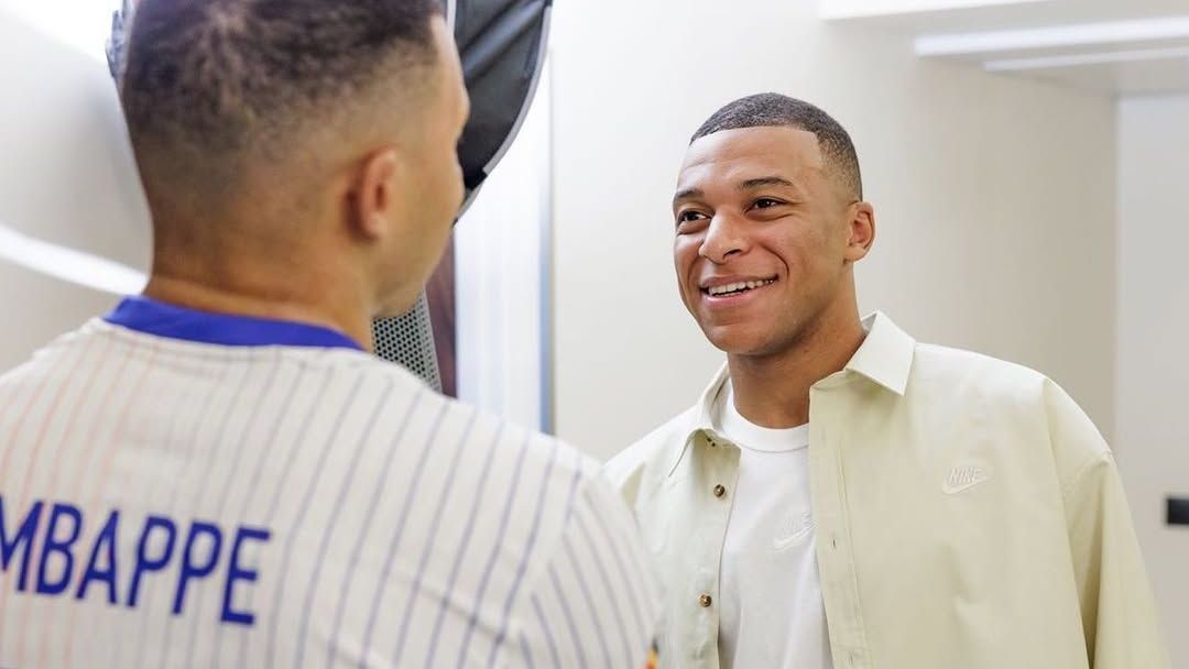 Mbappé com sua nova estátua de cera no museu Madame Tussauds, em Londres
