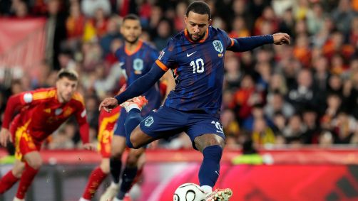 Memphis Depay bate o pênalti da Holanda contra a Espanha