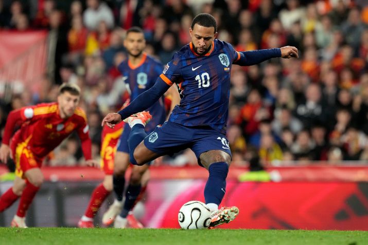 Memphis Depay bate o pênalti da Holanda contra a Espanha • Divulgação/Oranje