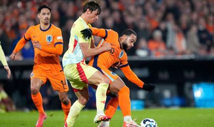 Seleção da Holanda agradece a Memphis Depay após volta contra Espanha